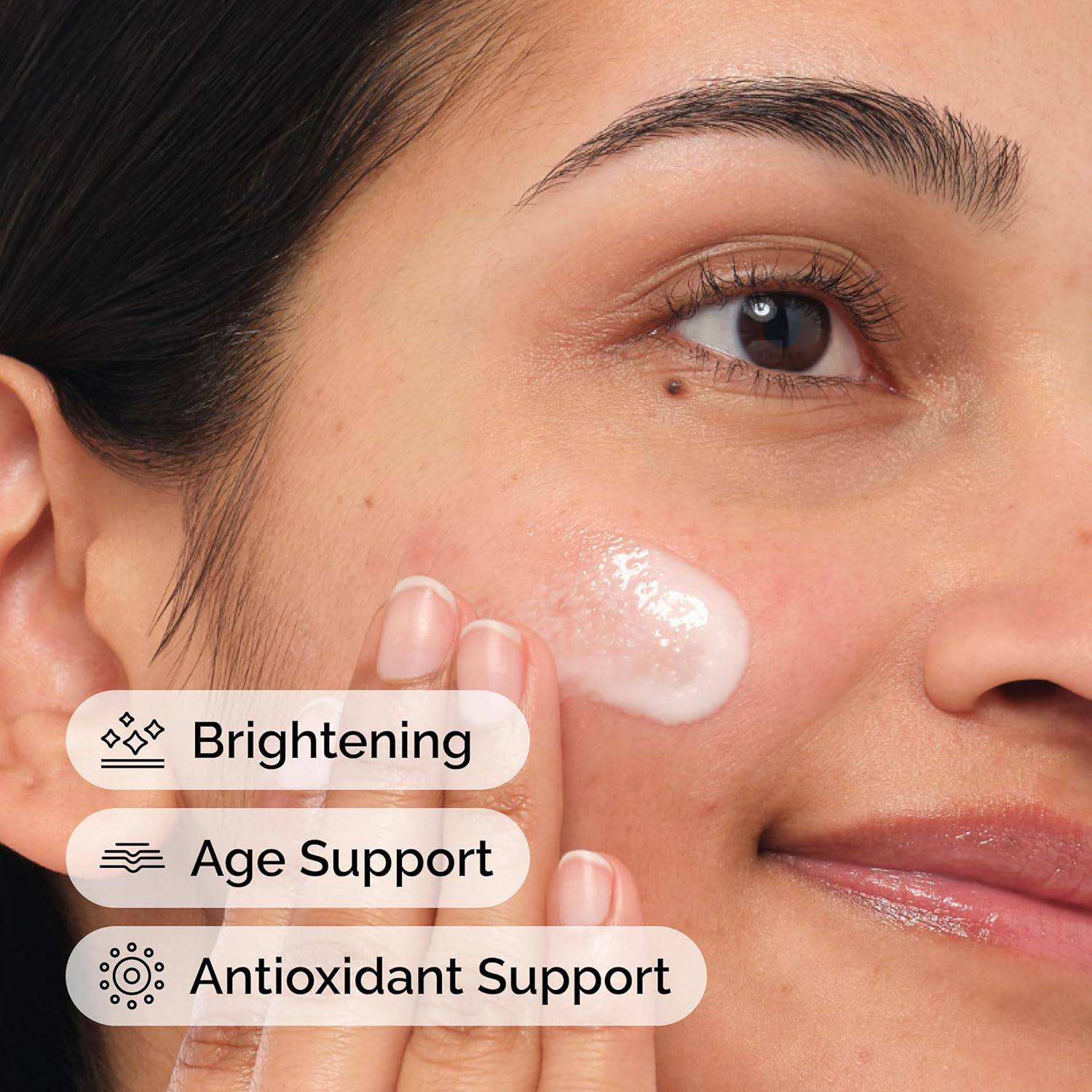SlimBag Vitamin C Serum with 23% L-Ascorbic Acid and Hyaluronic Acid spheres in a clear jar, showing the suspension texture.